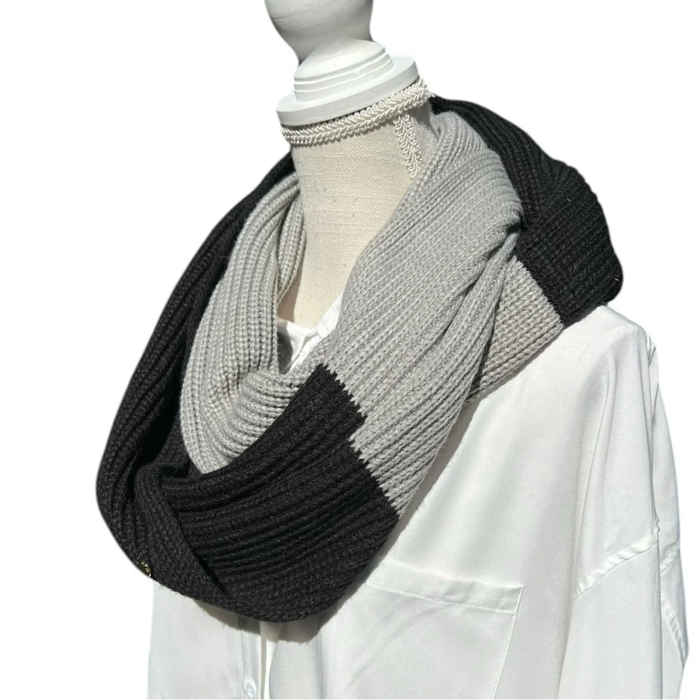 ♠️Kate Spade Black & Gray Color Block Knit Infinity Scarf with Charm